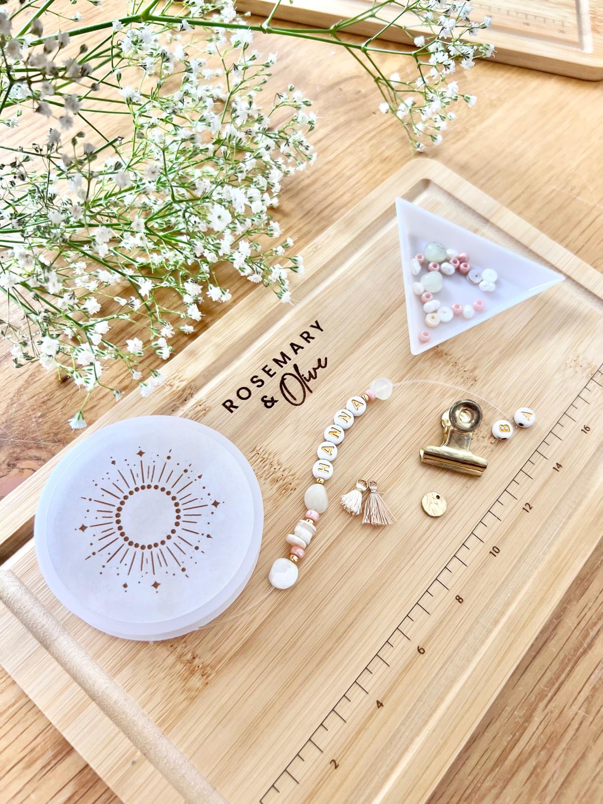 Hochzeitsgäste beim Perlenarmbänder fädeln