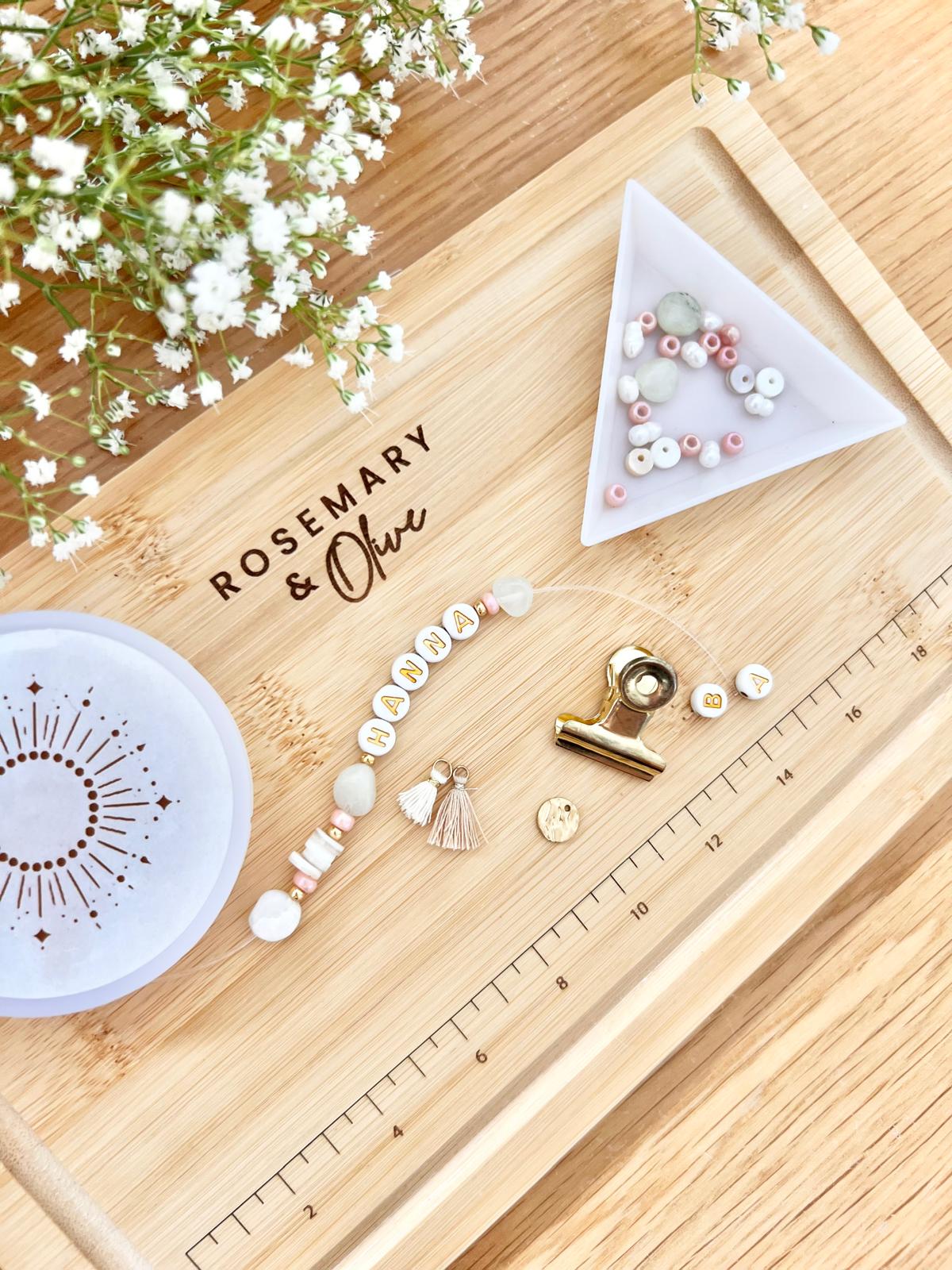 Nahaufnahme von Natursteinperlen und Miyuki-Perlen