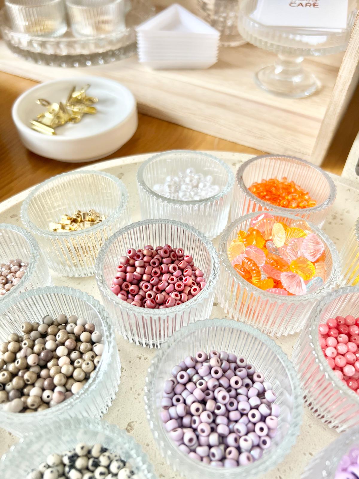 Fertige Perlenarmbänder als Hochzeitsandenken