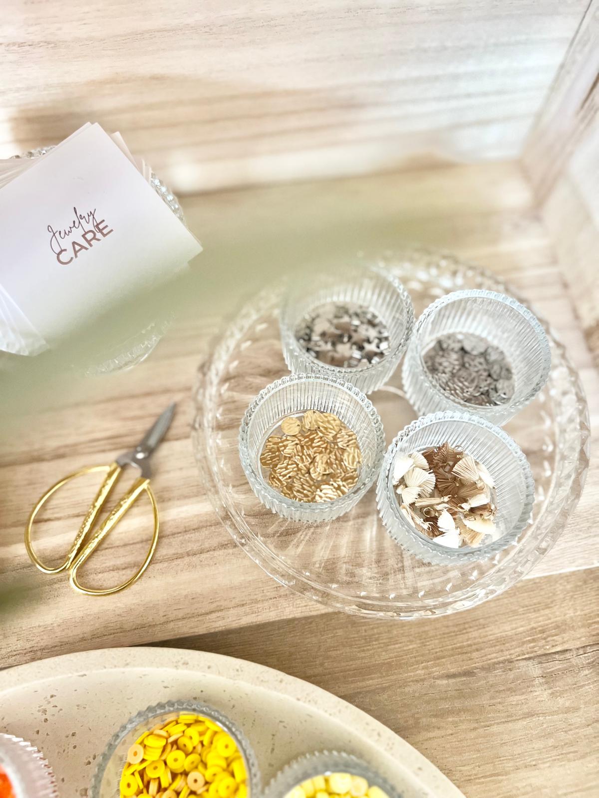 Buchstaben- und Herzperlen in Gold und Silber